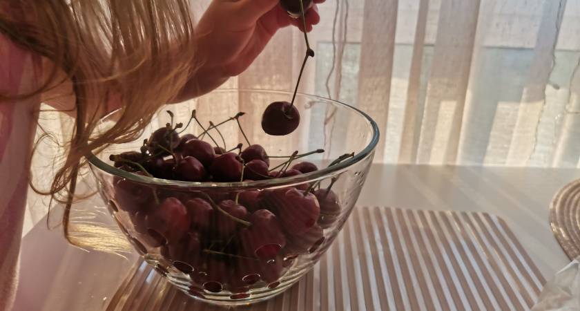 Эта ягода — самая вредная: а мы едим ее покупаем как деликатес, еще и детей заставляем есть