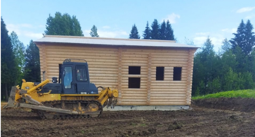 В Коми возводят традиционную избу в рамках народного проекта