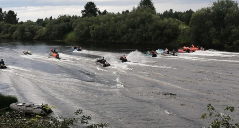 В Коми устроили гонки на моторных лодках