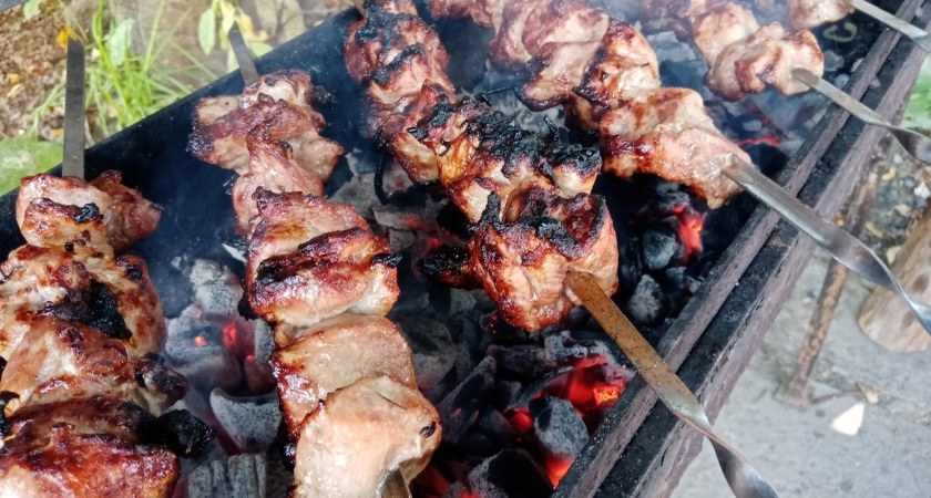 В Грузии мясо для шашлыка маринуют только так - забудьте об уксусе, майонезе и соевом соусе. Просто тает во рту