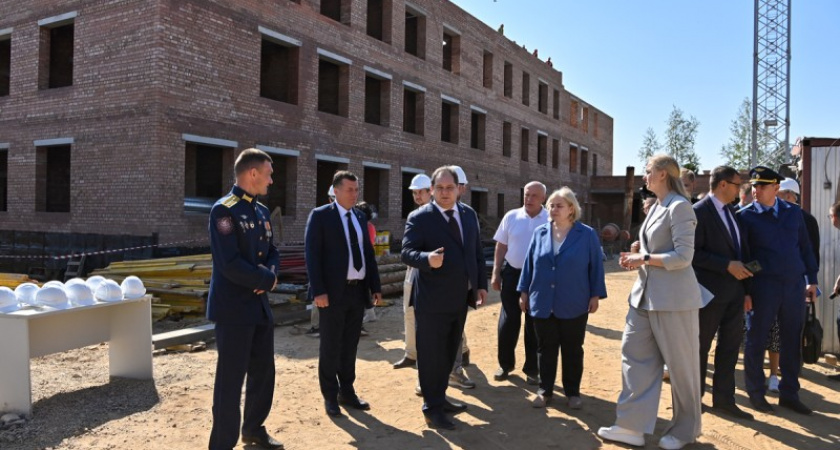 Гольдштейн отчитал подрядчика за срыв сроков строительства поликлиники в Коми