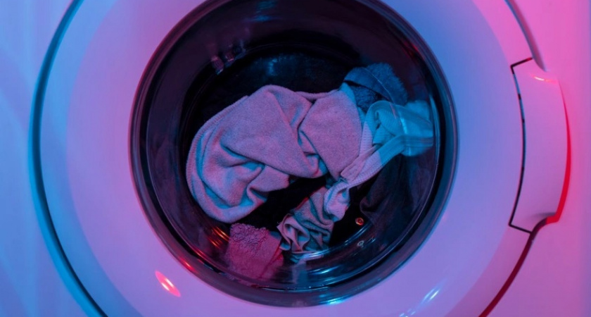 Стакан при стирке — и вещи кипельно-белые: прачка замешивает в стиралку вместе с порошком это дешевое средство