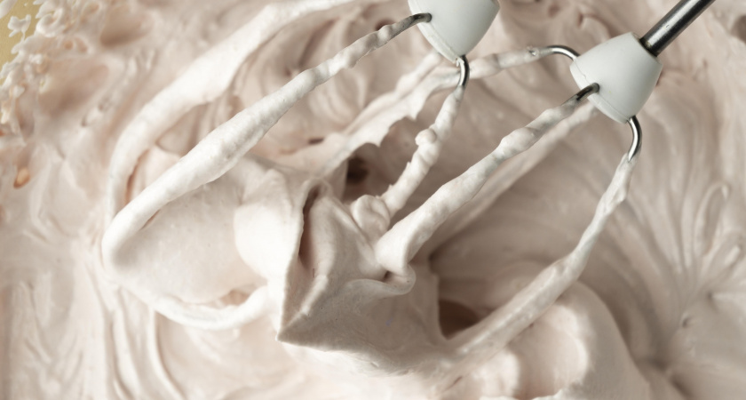 Не с маслом: вот с чем смешиваю сгущенку, чтобы на выходе получился "божественный" крем для тортов — готовится за 1 минуту