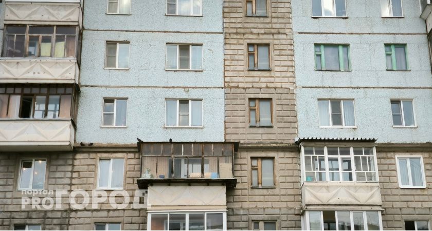 В Сыктывкаре 4-летний ребенок вышел на балкон: он был дома совсем один