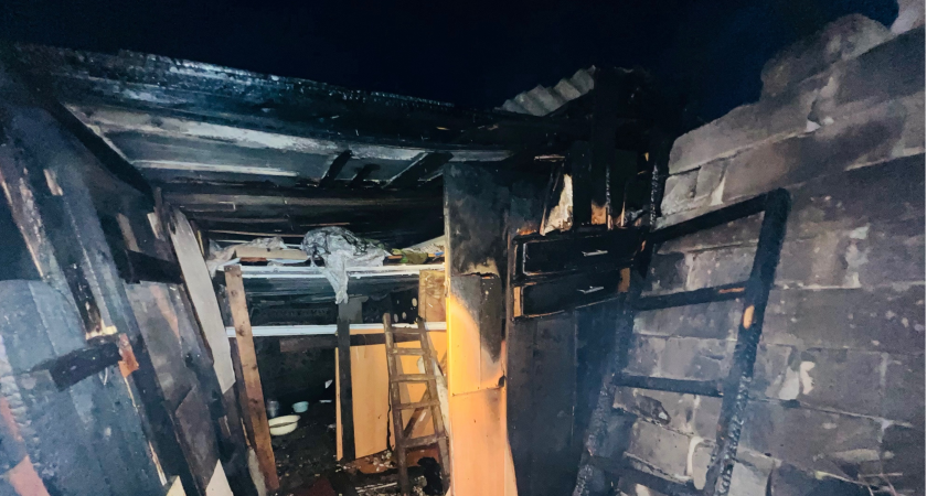 В Коми горели хозпостройка и баня: причины разные, последствия одни