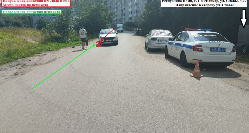 В Сыктывкаре маленький ребенок на самокате попал под колеса авто