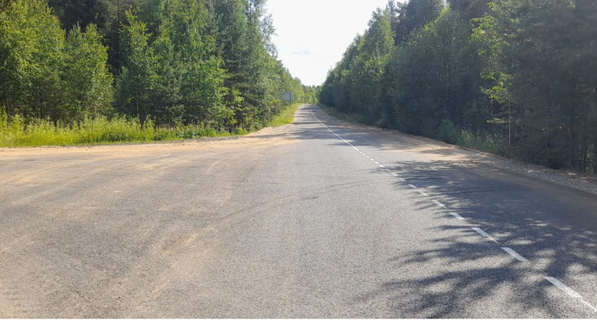 В Коми ремонтируют 5,7 километра дороги до границы с Кировской областью