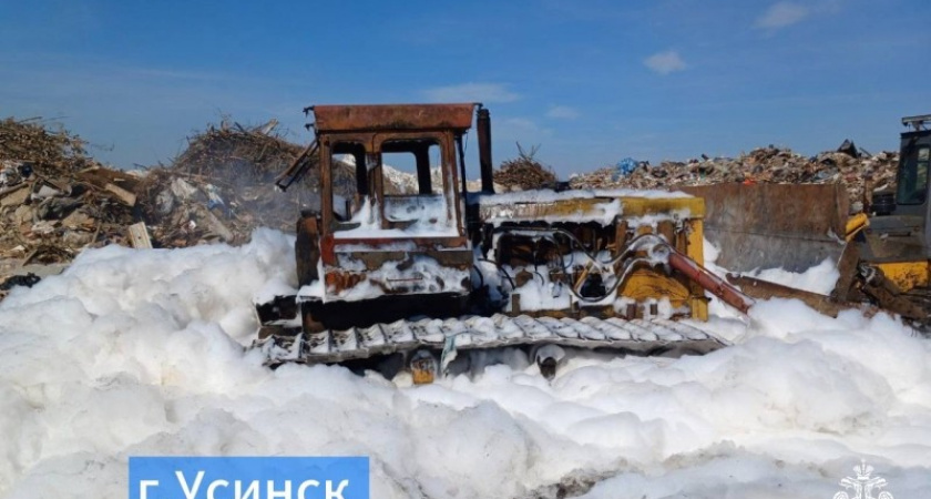 В Коми пожарные потушили горящий трактор 