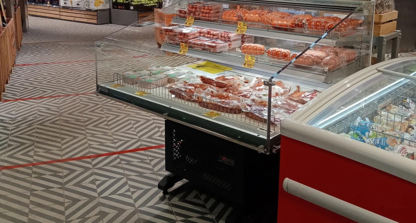 В "Магните" замечено: народ точно дошел до ручки и до точки — в магазинах уже начал банки открывать