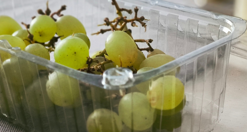 Такая ягода — самая вредная: а мы покупаем ее как деликатес, еще и детей заставляем есть