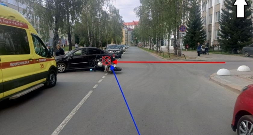 В Сыктывкаре автоледи не пропустила мотоциклиста: байкера госпитализировали с травмой позвоночника