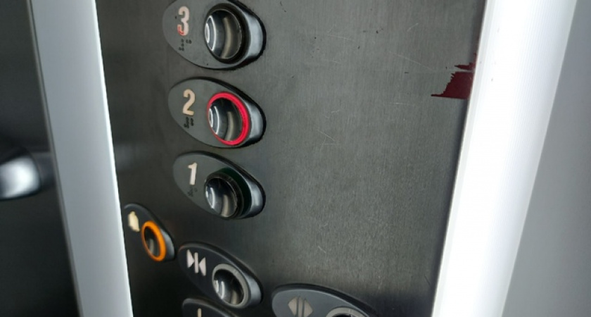 В Сыктывкаре спасатели вытащили детей из застрявшего лифта