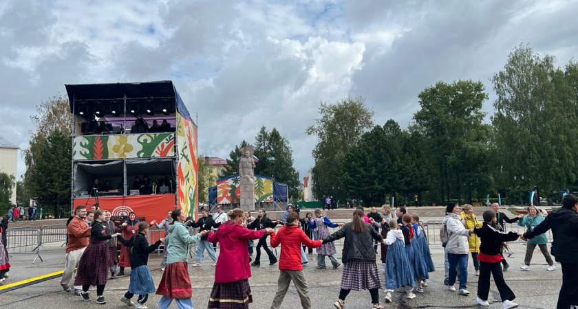 Сыктывкарцы сплотились в хороводы на главной площади города