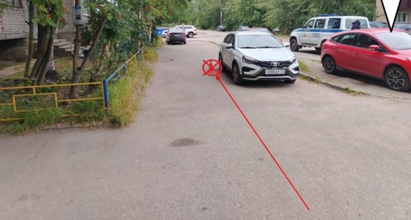 Пьяный водитель Kia Rio сбил 17-летнюю девушку во дворе дома в Коми