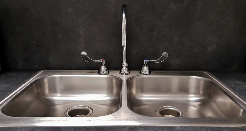 Засор вылетит моментально: засыпьте в слив раковины 2 ложки самодельного средства и просто смойте