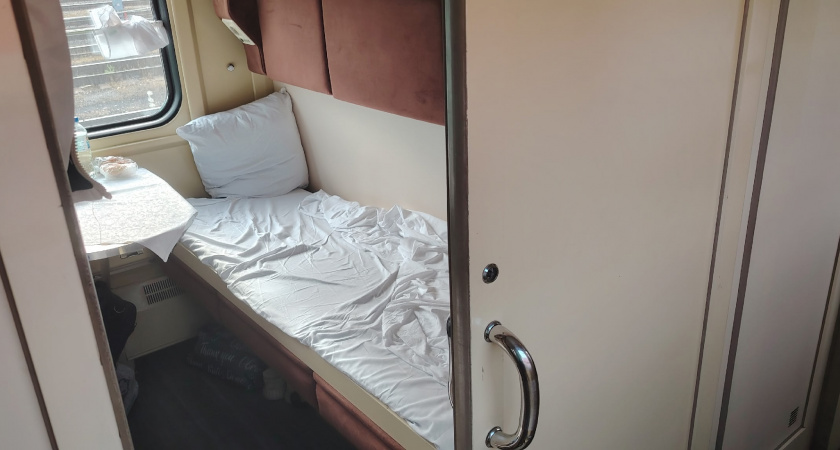 Пенсионерам в поезде все должны: получили скидку на билет и требовали у "неходячей " уступить им нижнюю койку