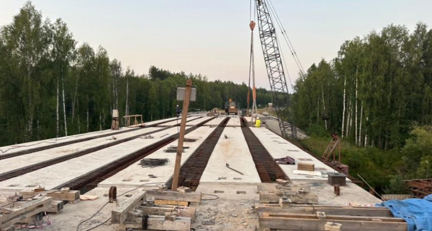 В Коми продолжается возведение нового моста через реку Лемью