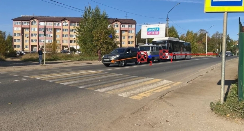 В Сыктывкаре автобус спровоцировал тройное ДТП из-за несоблюдения дистанции