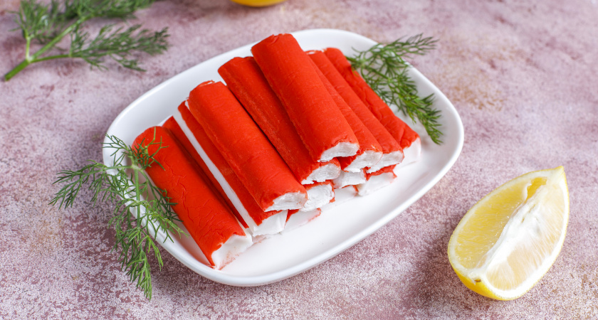 Три буквы отличают качественные крабовые палочки от дешевых из бросовой рыбы. Ищу их на упаковке