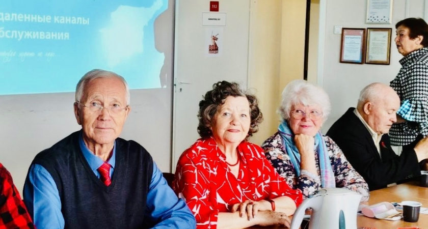 Сотрудники Коми энергосбытовой компании рассказали пожилым клиентам о возможностях онлайн сервисов