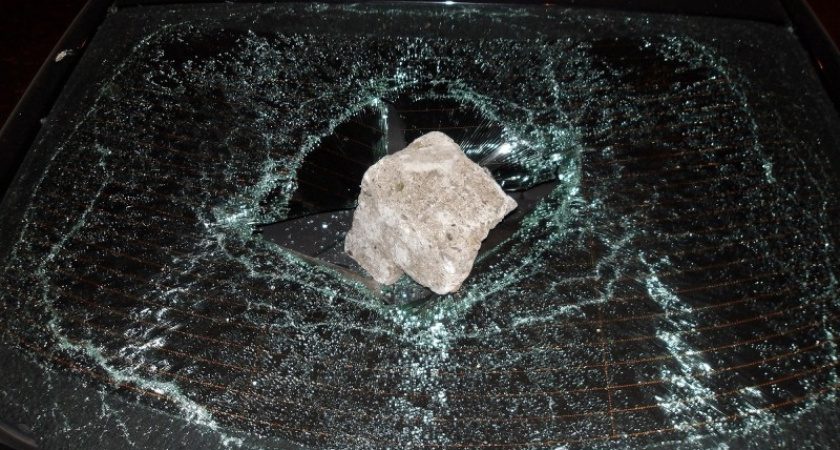 Сыктывкарец с криминальным прошлым разбил заднее стекло чужой машины 