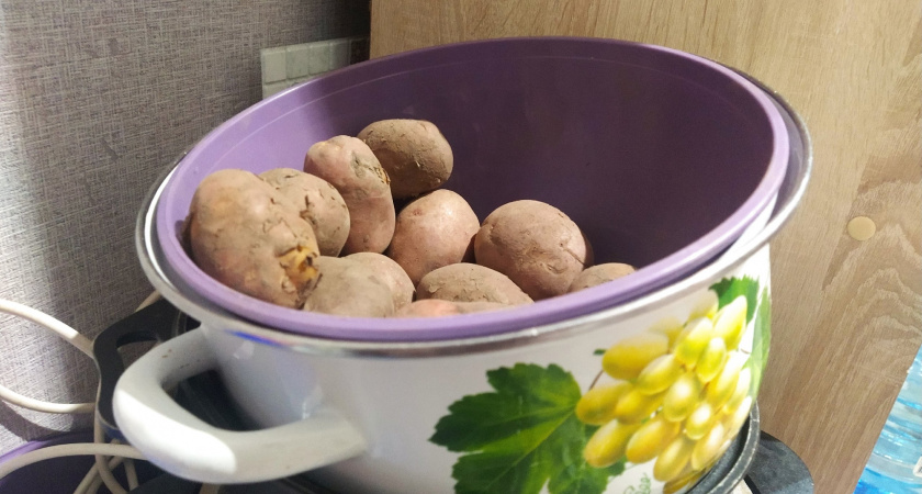 Опытные хозяйки никогда не выливают воду после варки картошки: вот что из нее готовят