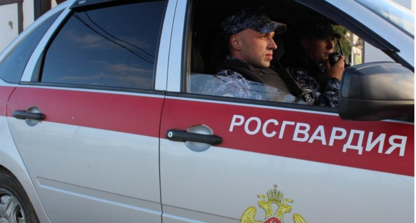 В Сыктывкаре танцора на столе росгвардейцы доставили из клуба в полицию