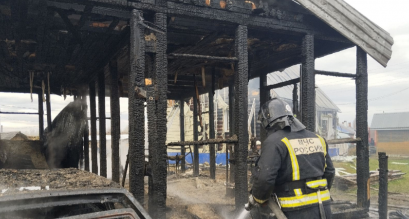 В Коми горели гараж, машины, дома и даже цех