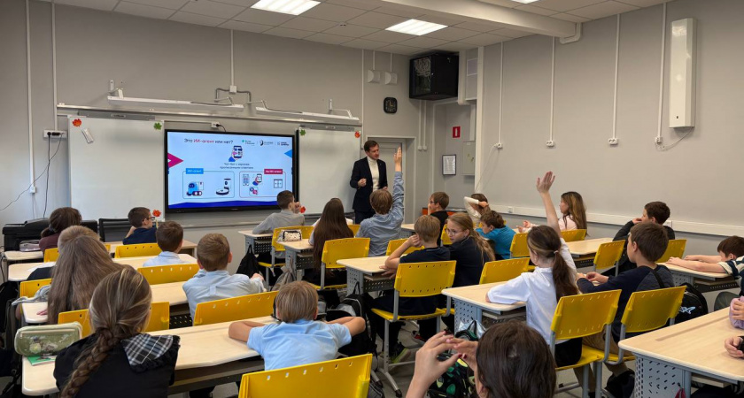 От создания контента до научных открытий: в Сыктывкаре на "Уроке цифры" школьникам рассказали, что такое ИИ-агенты