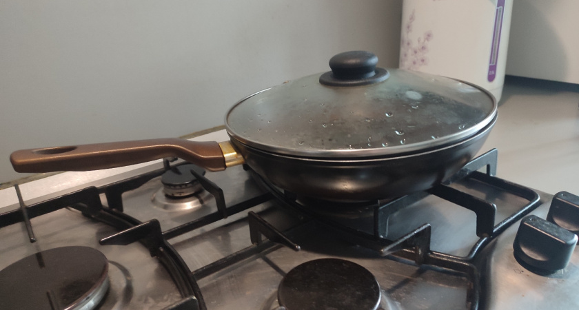 Кладу сковороду в полиэтиленовый пакет, нагар отлетает со свистом, больше ничего не прилипает — поверхность станет как зеркало