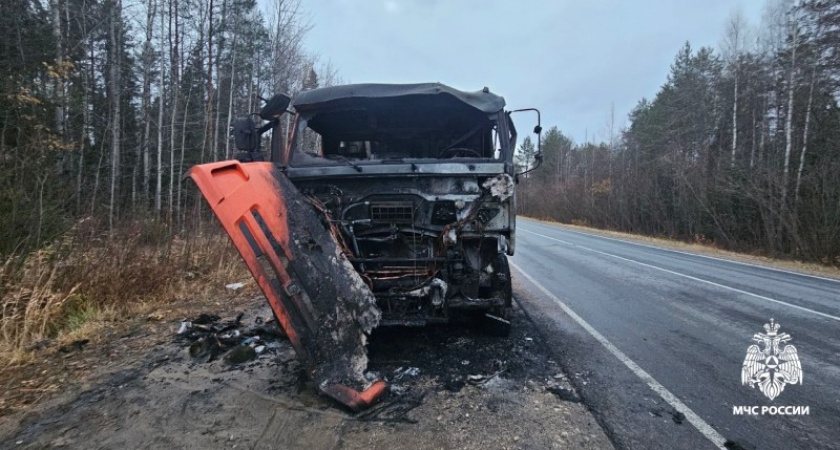 В Коми на трассе загорелся КамАЗ