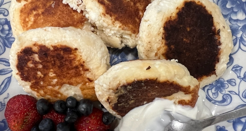 Нежнейшие домашние сырники, как у мамы: любимый вкус из детства