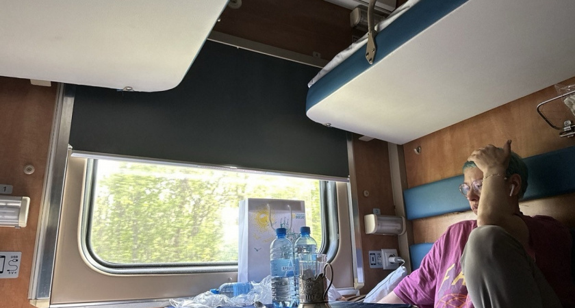 В ключевом споре РЖД поставлена точка: имеет ли право пассажир запрещать сидеть на «своей» нижней полке — реальная история