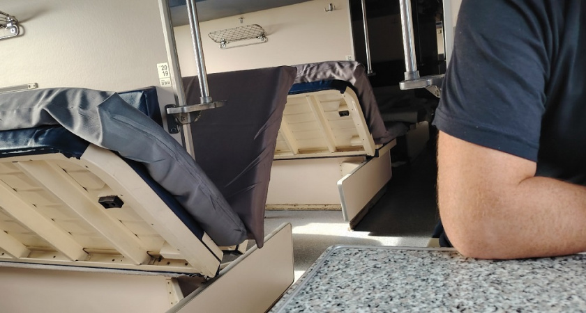 Выкупила нам с сыном все купе, а проводница посадила к нам трех вахтовиков - это что за новые правила от РЖД