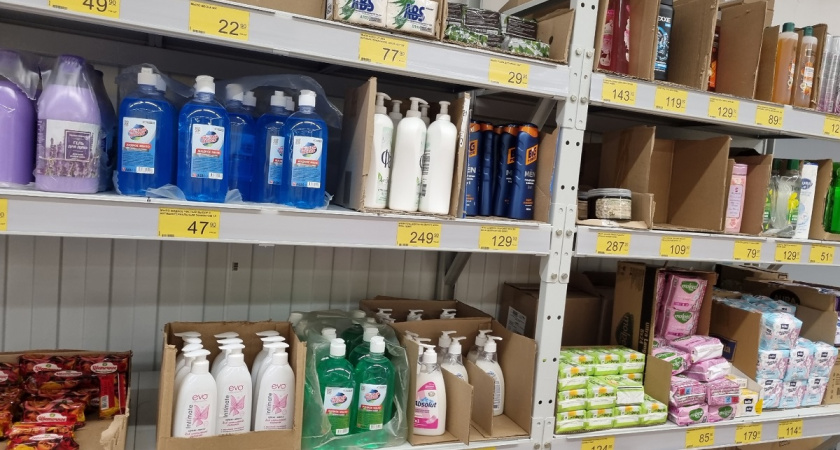 Линолеум блестит как новый: использую 1 простое средство — чистит в разы круче элитных