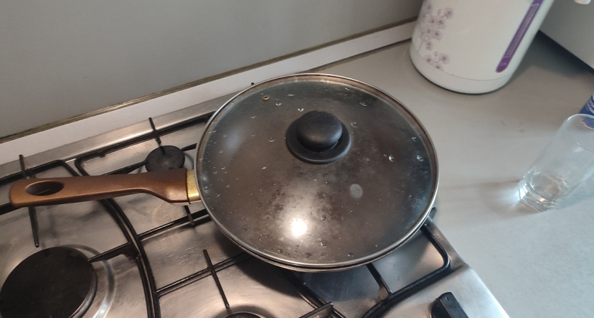 Куда нужно выливать остатки масла со сковороды: вы обязательно должны это запомнить