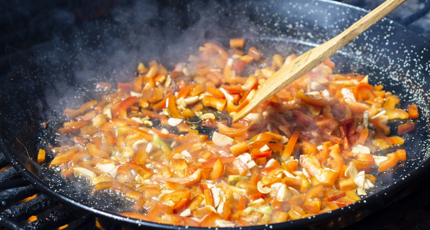 Почему лук и морковь не жарят одновременно: секрет, который раскроет вкус любого блюда