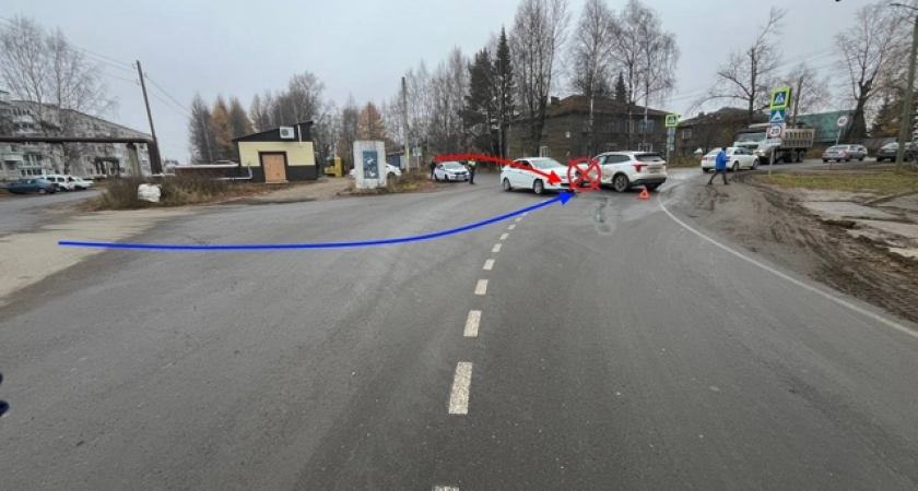 Hyundai не уступил дорогу Haval в Сыктывкаре и врезался в него