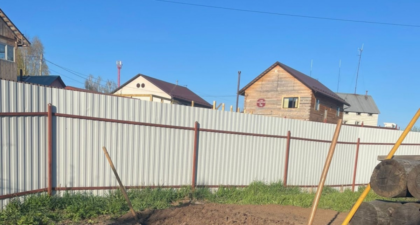 Всем заборам забор: бюджетный, не ржавеет, не просвечивает – никто через него не перелезет