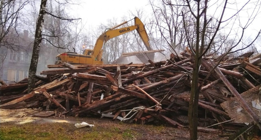 В Сыктывкаре на улице Орджоникидзе начали расчистку после сноса аварийного здания
