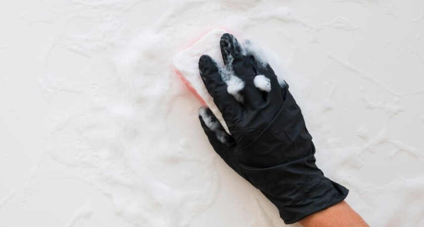 Без пятен, разводов и до блеска: лучше всего мыть натяжные потолки таким способом — опытные клинеры всегда делают так