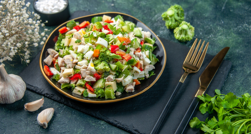 Салат “Нежный” с ветчиной и сыром: блюдо с пикантным вкусом для самого идеального стола