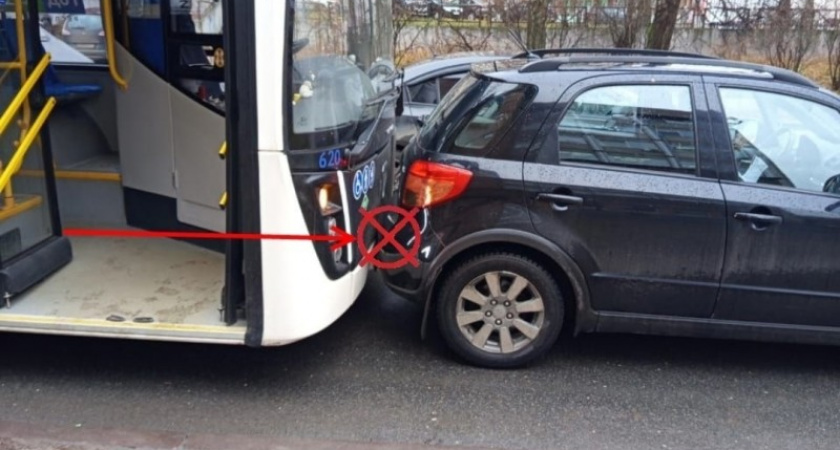 В Сыктывкаре пассажирский автобус столкнулся с иномаркой