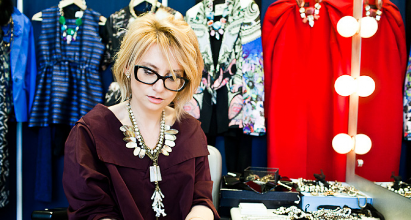 Что выбросить из гардероба после 50: советы стилиста Эвелины Хромченко, чтобы выглядеть моложе