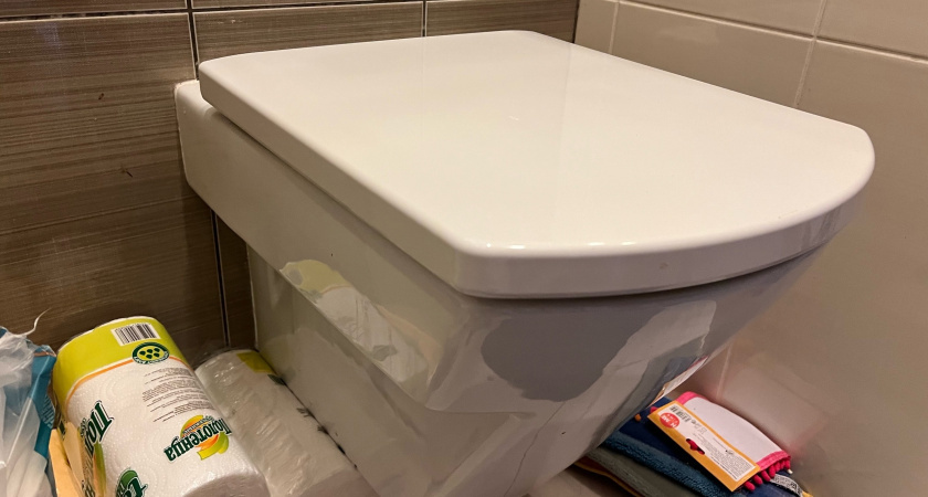 Неприятный запах в туалете исчезает за секунды: старый трюк сантехника, который работает лучше любого освежителя