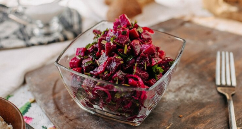 Идеальный салат для занятых: простое сочетание свеклы и соленых огурцов, которое вас удивит своей сытностью и вкусом
