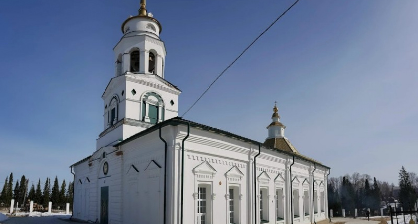 В Коми пожарные потушили крышу церкви