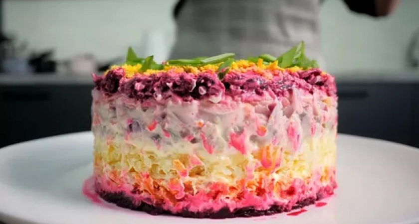 Не просто сельдь под шубой — новогодний салат в салатнике больше не подаю: вот как готовлю и задабриваю Огненную Лошадь