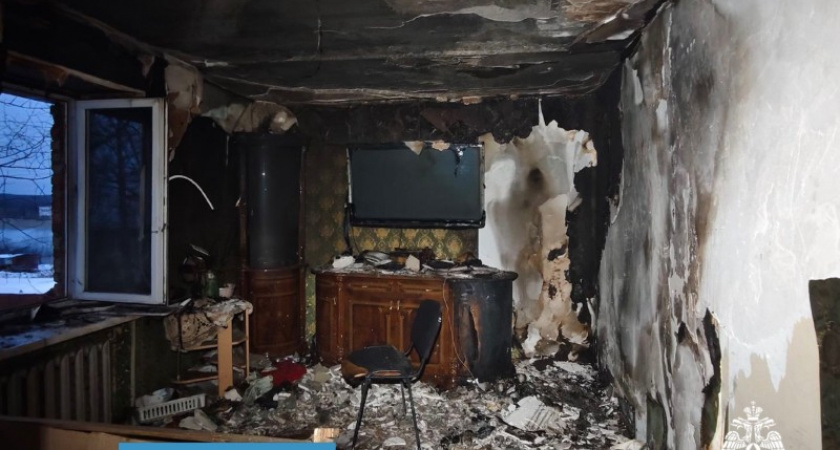 В Коми вытащили из горящего здания мужчину