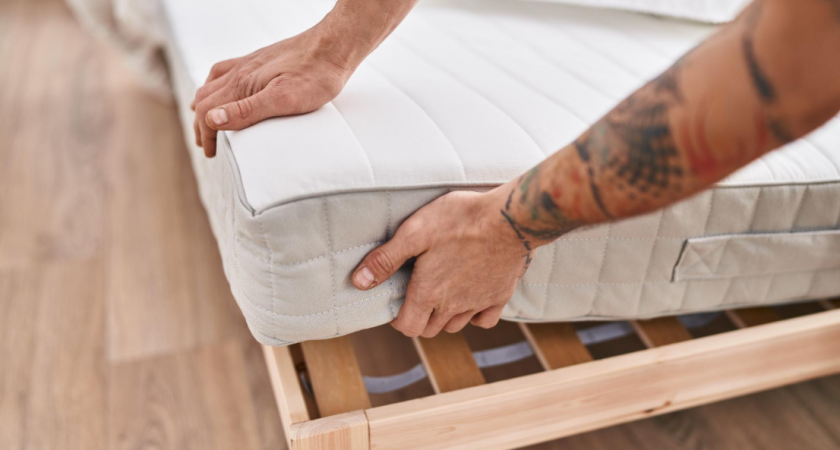 Микробы и пылевые клещи "сыграют в ящик": простой способ отпарить матрас без парогенератора — лайфхак